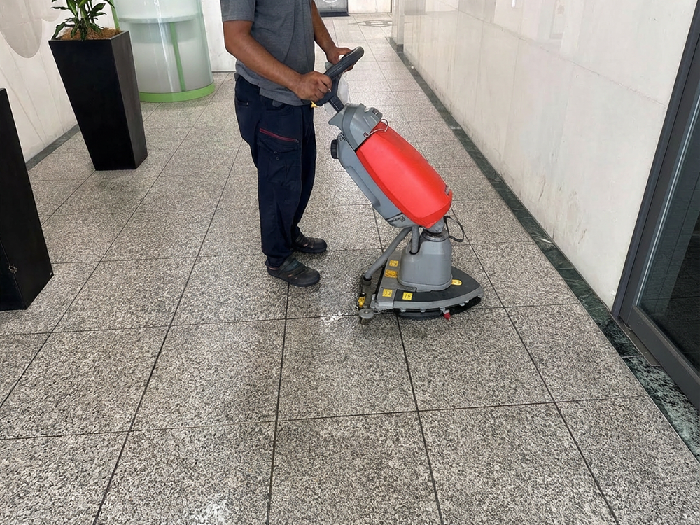 床面洗浄作業風景